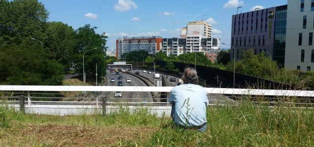 Regards croisés sur nos villes et nos routes qui étouffent sous les voitures Regards croisés sur nos villes et nos routes qui étouffent sous les voitures